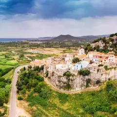 Posada, borgo medievale su roccia con castello. Un luogo incantevole da visitare, con case colorate e vista sul mare.