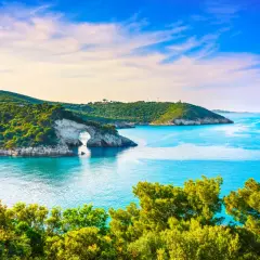 Arco di roccia sul mare turchese, un sogno per le vacanze in Gargano.