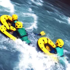 Persone su gommoni gialli affrontano rapide turbolente, un'avventura di sport in mare.