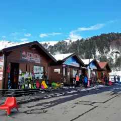 Negozi di noleggio sci sull'Etna, con attrezzatura in esposizione. Ideale per chi cerca informazioni sui costi per sciare sull'Etna e souvenir.