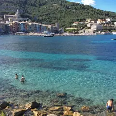 Splendide spiagge del Golfo dei Poeti, con acque cristalline e persone che si godono il mare.