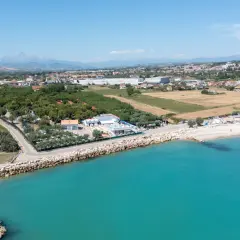 Perfetta per le vacanze in Abruzzo, questa costa offre mare cristallino, spiaggia attrezzata e un resort con piscina.