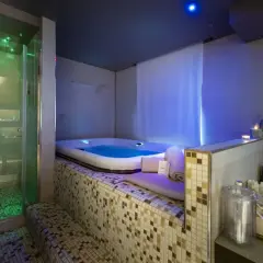 Un'oasi di relax con vasca idromassaggio e doccia cromoterapica, ideale per un soggiorno benessere nelle terme di Perugia.