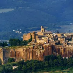 Orvieto, un gioiello arroccato su una rupe tufacea, domina il paesaggio umbro.