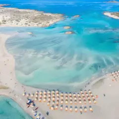 Spiaggia di Elafonissi, dove si trova Creta, con acque turchesi e sabbia rosa.