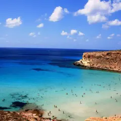 Le splendide linosa spiagge con acque cristalline e scogliere rocciose, piene di bagnanti che si godono il sole e il mare.
