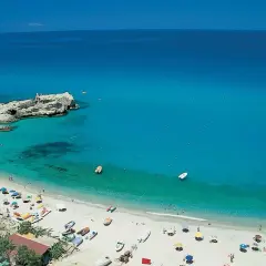 Spiaggia di Riaci, Calabria. Acque cristalline, scogli suggestivi e sabbia dorata. Ecco come arrivare in questo paradiso.