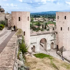 Porta Romana a Gubbio, un'idea per cosa vedere a Gubbio e dintorni in 3 giorni. Un antico arco con torri medievali domina il paesaggio umbro.