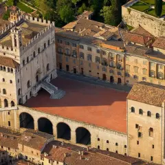 Vista aerea del centro storico medievale di Gubbio, con il Palazzo dei Consoli e la piazza principale.
