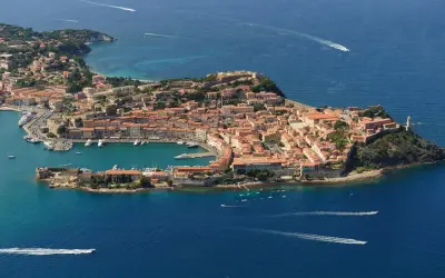 Vista aerea di Portoferraio, Isola d'Elba: cosa vedere in questo gioiello toscano con il suo porto, le fortezze e il faro.