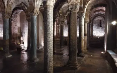 Sotterranei antichi con colonne imponenti e archi in pietra. Un luogo suggestivo da scoprire, tra i tesori di Sutri cosa vedere.
