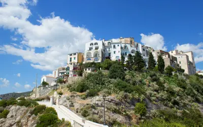 Case bianche aggrappate alla collina, un incantevole scorcio di Sperlonga dove si trova questo borgo pittoresco.