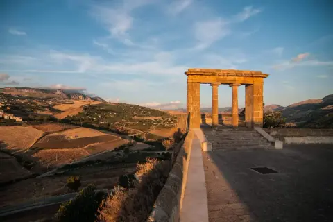 Antico tempio dorico domina il paesaggio collinare di Sambuca di Sicilia. Un luogo suggestivo per scoprire cosa vedere a Sambuca di Sicilia.