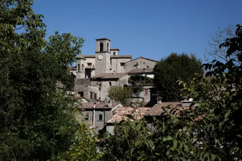 Borgo antico con torre campanaria e orologio. Scopri cosa vedere a Portico di Romagna, un gioiello medievale tra i monti.