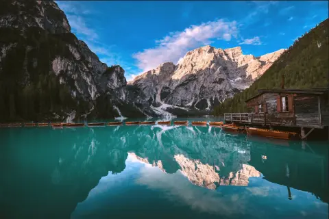 Lago di Braies, un vero san candido un passo dal cielo. Barche di legno galleggiano sull'acqua turchese, riflesse nelle maestose montagne.