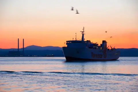 Traghetto Toremar al tramonto, ideale per un weekend all'Isola d'Elba.