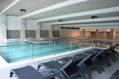 Piscina interna con lettini, ideale per rilassarsi dopo una visita alle terme appennino tosco emiliano.