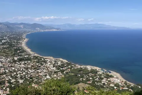 Vista panoramica del circeo mare, con la costa frastagliata, le case bianche e il blu intenso del mare sotto un cielo limpido.