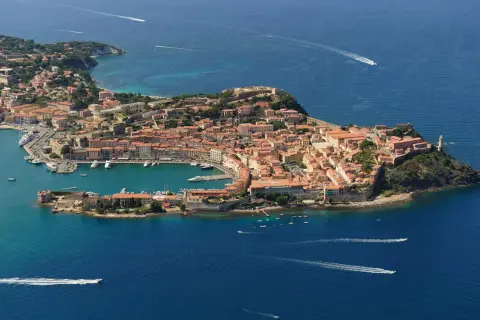 Vista aerea di Portoferraio, Isola d'Elba: cosa vedere in questo gioiello toscano con il suo porto, le fortezze e il faro.