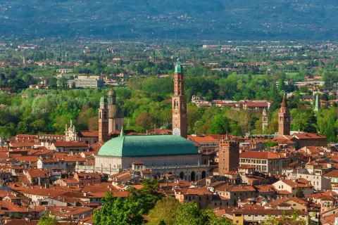 Vista panoramica di Vicenza con la Basilica Palladiana e torri. Perfetto per scoprire cosa vedere a Vicenza in due giorni.
