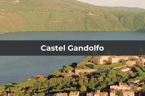 Castel Gandolfo, residenza estiva dei papi, si affaccia sul lago Albano, circondato da verdi colline.