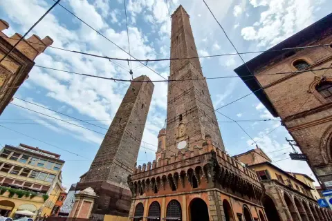 Le Due Torri di Bologna, icone della città, sono un must per chi cerca cosa vedere vicino a Bologna.