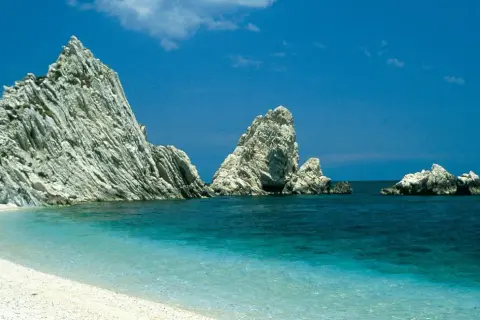 Scogliere bianche e mare cristallino sulla riviera marchigiana.