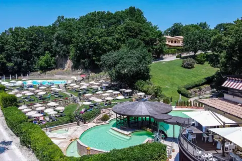 Un'oasi di relax alle terme di Soriano, con piscine, lettini e ombrelloni immersi nel verde.