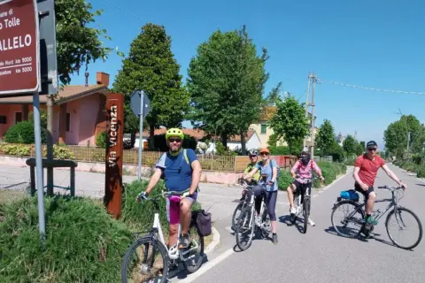Ciclisti lungo il percorso fiume Po, vicino al cartello del 45° parallelo a Porto Tolle.