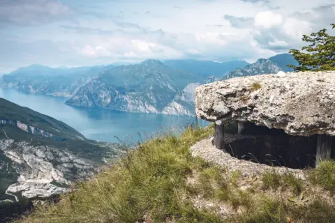 Bunker diroccato domina il panorama del lago e delle montagne del Val di Gresta.