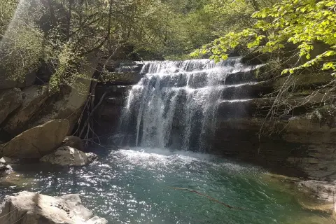 Cascata a San Benedetto in Alpe, un luogo incantevole da scoprire tra rocce e vegetazione rigogliosa.