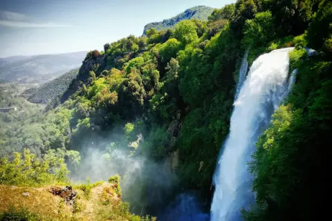 Cascata delle Marmore, un'emozione da trekking in Umbria. La natura esplode in un tripudio di verde e acqua.