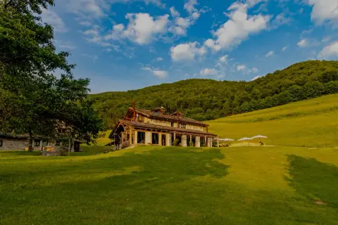 Un casale in pietra e legno immerso nel verde, ideale per scoprire cosa fare a Limone Piemonte tra natura e relax.