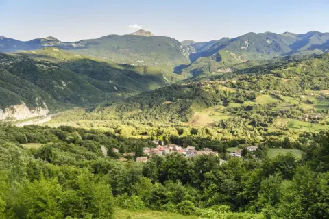 Un borgo incastonato tra le verdi colline dell'Appennino Tosco-Emiliano, un paesaggio da cartolina che incanta.