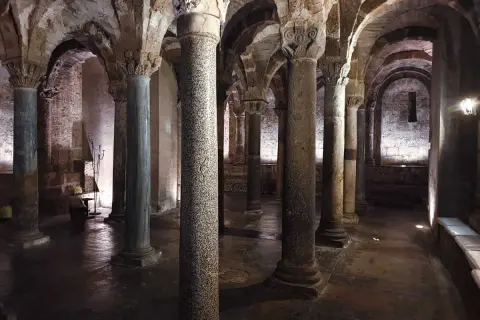 Sotterranei antichi con colonne imponenti e archi in pietra. Un luogo suggestivo da scoprire, tra i tesori di Sutri cosa vedere.