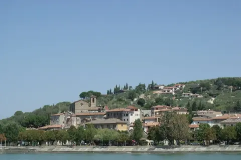 Panoramica di San Feliciano, con il borgo arroccato sulla collina, la chiesa e il lago. Cosa vedere in questo incantevole paese.