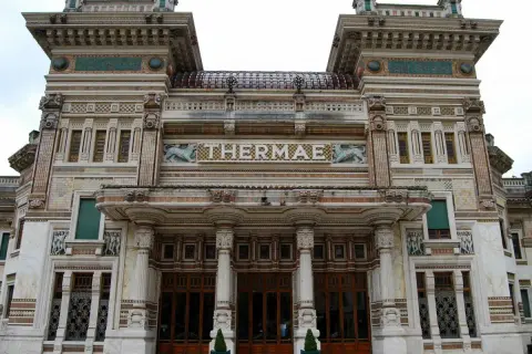 Magnifico edificio delle terme a Salsomaggiore, con decorazioni elaborate e la scritta "THERMAE" in mosaico.