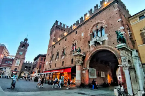 Piazza Castello a Ferrara, con il Castello Estense e la torre dell'Orologio. Perfetto per scoprire cosa vedere a Ferrara e dintorni in 3 giorni.