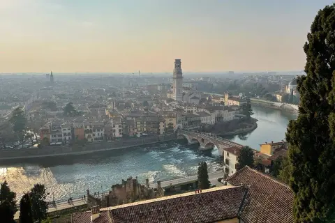 Panoramica di Verona con l'Adige e Ponte Pietra, ideale per scoprire cosa vedere a Verona in due giorni.