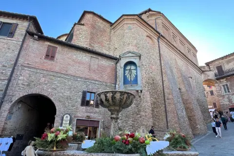 Fontana decorata a Panicale, con scorci di vicoli e architetture in pietra e mattoni. Un luogo da scoprire.