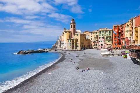 Camogli, un gioiello dove andare in Liguria al mare, con la sua spiaggia di ciottoli e le case colorate che si affacciano sul blu intenso.