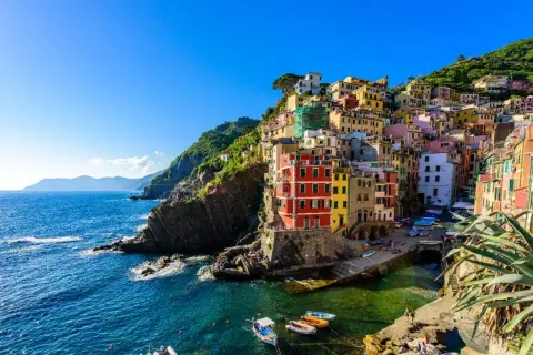 Riomaggiore, uno dei i 10 borghi più belli della Liguria, con le sue case colorate a picco sul mare blu.