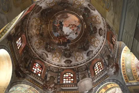 Cupola affrescata con scene celesti e simboli cristiani, un capolavoro da non perdere per chi visita Ravenna cosa vedere in un giorno.