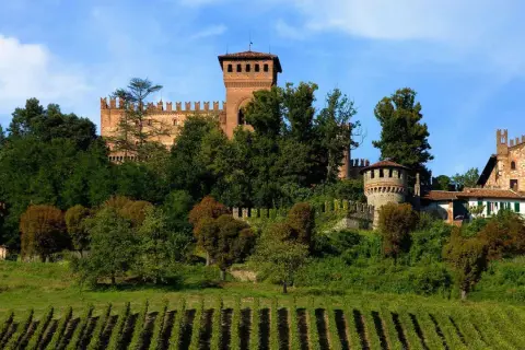 Castello medievale immerso nel verde, tra vigneti e alberi. Un luogo da scoprire tra le 10 cose da vedere nel Monferrato.