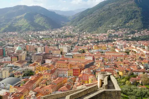 Panoramica di San Carlo Massa, con case dai tetti rossi che si estendono fino alle colline verdi.