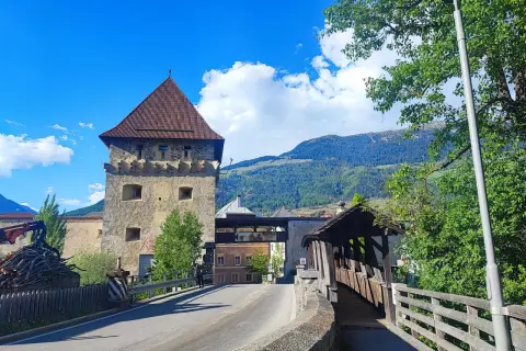 Torre medievale e ponte coperto a Glorenza, un luogo incantevole da esplorare.