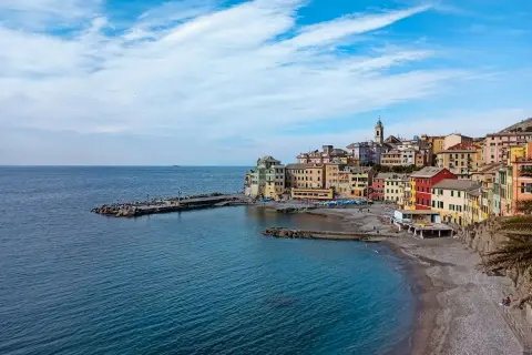 Colorate case liguri affacciate sul mare blu, un vero gioiello tra i posti belli in Liguria sul mare.