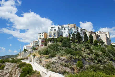 Case bianche aggrappate alla collina, un incantevole scorcio di Sperlonga dove si trova questo borgo pittoresco.