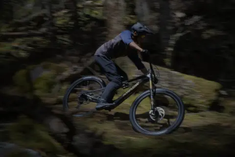 Ciclista in azione su una mountain bike, perfetta per la tua guida all'acquisto.