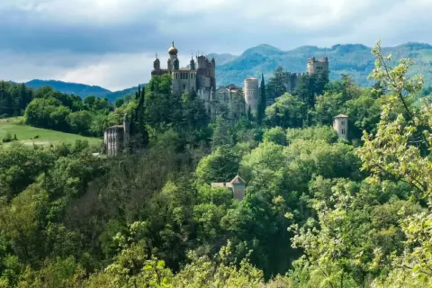 Castelli fiabeschi e torri medievali tra il verde rigoglioso: ecco cosa vedere nell'Appennino bolognese, un panorama da sogno.